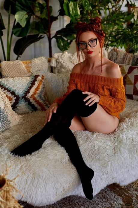 Den sexede rødhårede Lacy Lennon bøjer ryggen, mens hun er nøgen i sorte OTK-sokker