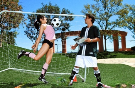 Franchezca Valentina tiene sexo con un chico durante el entrenamiento de fútbol