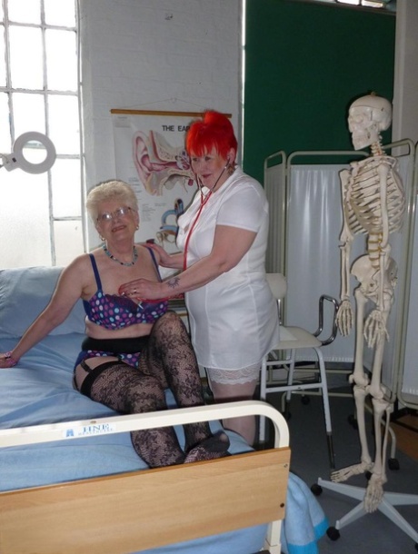 Rothaarige Krankenschwester Valgasmic Exposed und eine vollbusige ältere Dame spielen mit einem Skelett