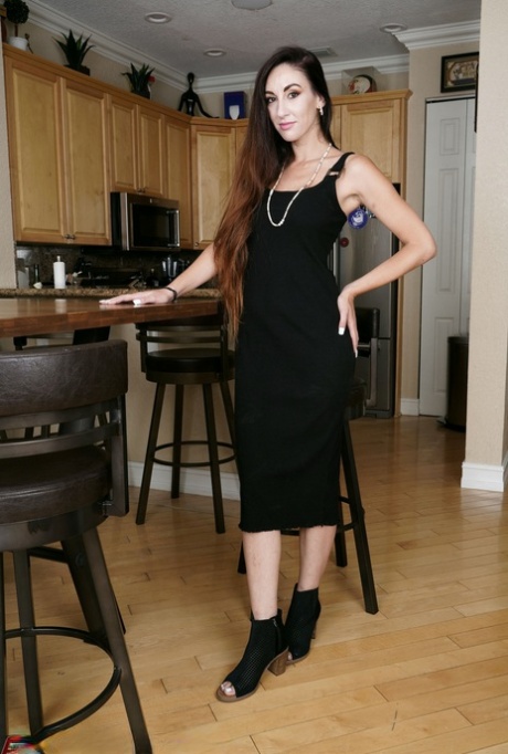 Artemisia Love, de más de 30 años, se quita un vestido negro para su primera sesión de desnudo