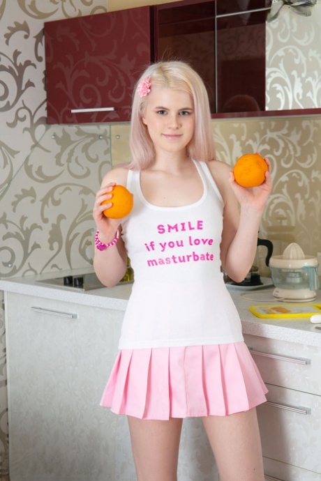Sally, une jeune blonde, se sert de ses doigts dans une chatte rose et serrée après avoir fait du jus de fruit.