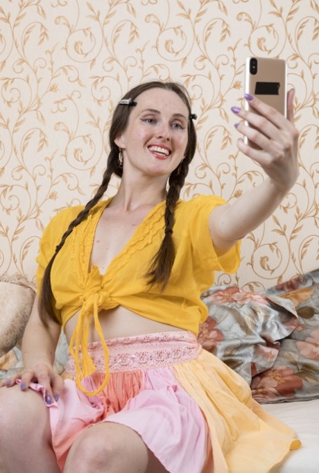 Amateur Ley Ozzy macht ein Selfie mit geflochtenen Zöpfen, bevor sie ihren Busch zeigt