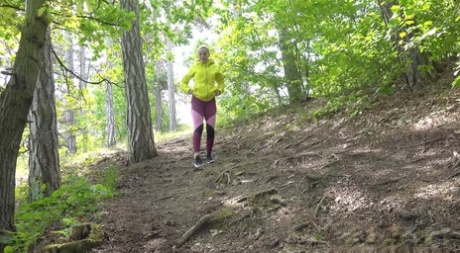 Den blonde jenta Victoria Pure trekker ned buksene for å tisse i skogen.