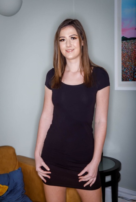 Den slanke tenåringen Alessandra Amore tar av seg en liten svart kjole før hardcore sex
