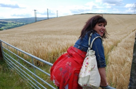 Ältere britische Amateurin Juicey Janey zeigt ihre Titten und ihre Fotze in einem Weizenfeld