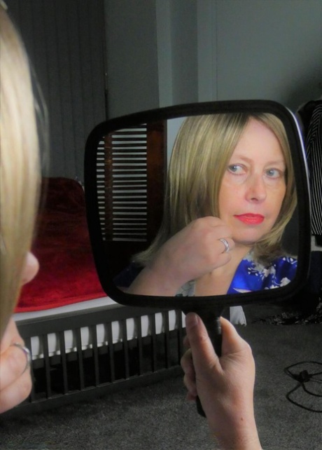 La amateur con sobrepeso Posh Sophia admira su coño afeitado en un espejo de mano