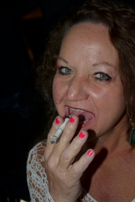 La matura amatoriale Debbie Delicious fuma prima di giocare con la sua figa