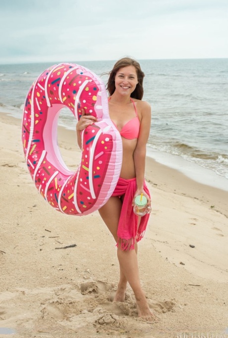 La modella adolescente Mina mostra la sua fica pelata e il suo culetto nudo su una spiaggia