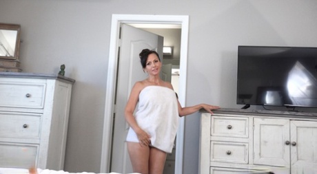Storbarmet latina Catalina Cruz fjerner et badehåndklæde før sex på en seng