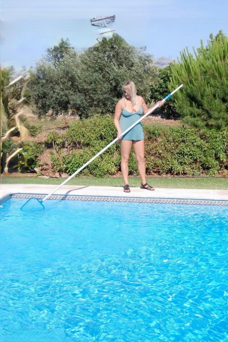 La rubia amateur Sweet Susi se desnuda en sombras tras limpiar su piscina