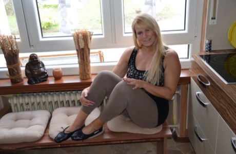 Oudere blonde amateur Sweet Susi geeft zichzelf bloot terwijl ze platte schoenen draagt