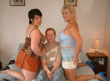 A amadora britânica Double Dee junta-se a um casal para uma queca a três na cama deles