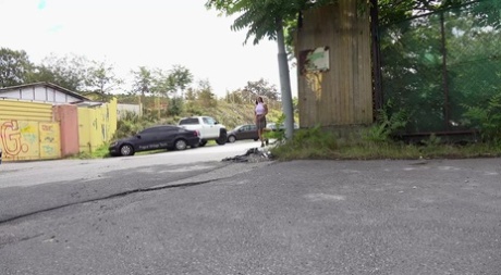 Den nødstedte pige Isabel Dark tisser tiltrængt på en asfalteret vej.