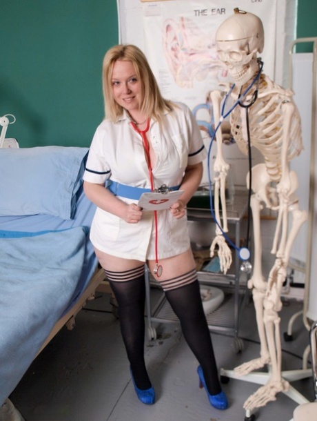 Dikke verpleegster Sindy Bust schuift haar slipje opzij voor een kutsessie op een ziekenhuisbed
