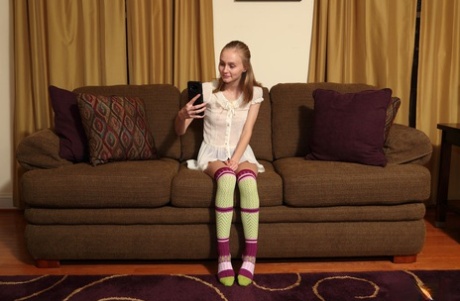 Rozkošná teenagerka Alicia Williams si před svlékáním v ponožkách OTK pořizuje selfie