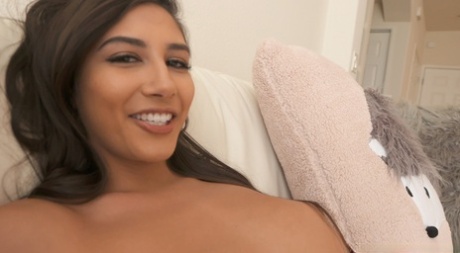 Gianna Dior adolescente nua semeia uma boca cheia de esperma depois de foder