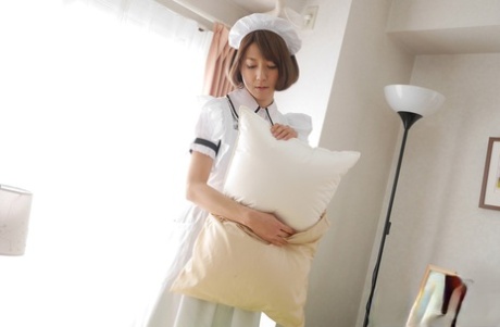 La cameriera giapponese Erina Takigawa fa sesso con il suo datore di lavoro in calzettoni bianchi