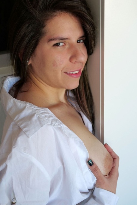 哥伦比亚业余爱好者Julia Montalban在床上完全裸体