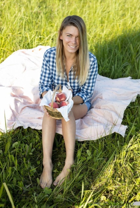 Hübsche Teenagerin Paulina macht sich auf einer Decke in einem Feld komplett nackt