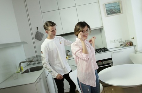 Nerdy Mädchen Alex Swon nimmt einen Cumshot auf Gläser nach einem Küchenfick