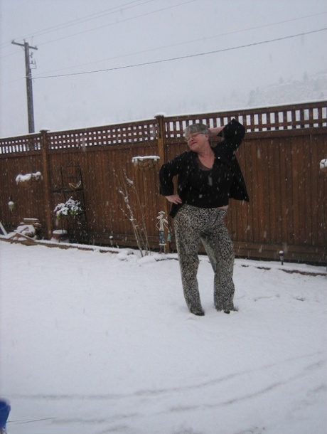 Stoute oma Girdle Godin stript tot haar kousen en laarzen terwijl het sneeuwt