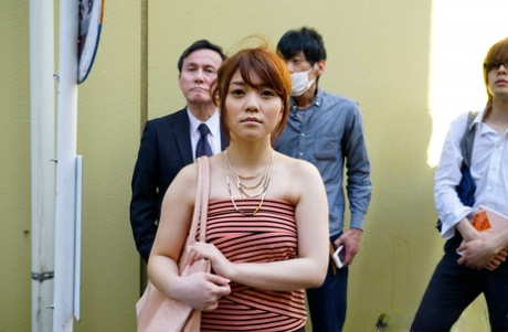 Японская девушка Мари Мотояма снимает креампи во время секса в общественном транспорте