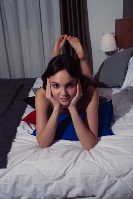 キュートなブルネットのLara Masierがベッドルームで全裸になる。