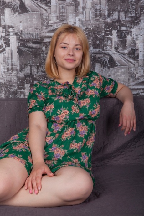 Mollige Bianca Yaz startet ihre Karriere als Nacktmodel auf einem Sofa