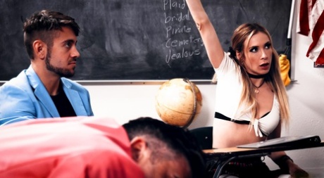 Schoolmeisje Aiden Ashley heeft seks met een leraar in een klaslokaal