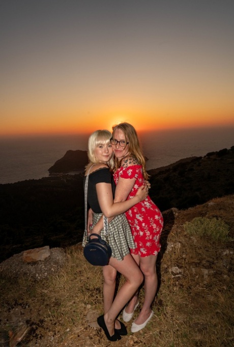 Ældre og yngre kvinder opdager glæden ved lesbisk sex på en strandtur