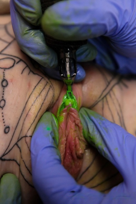 A loira Sully Savage faz um broche ao seu tatuador para trabalhar gratuitamente na sua vagina