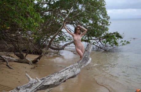 Solistka Sloane Vdc odsłania ramię podczas spaceru po plaży