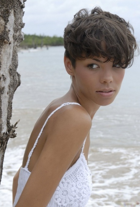 La fille aux cheveux courts Corail prend de superbes poses en solo dans les eaux de l