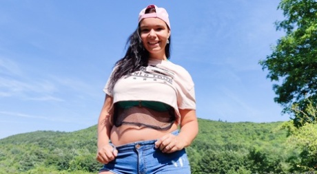 Buclatá teenagerka Sofia Lee uvolňuje svá velká přírodní prsa z bikin v přírodě