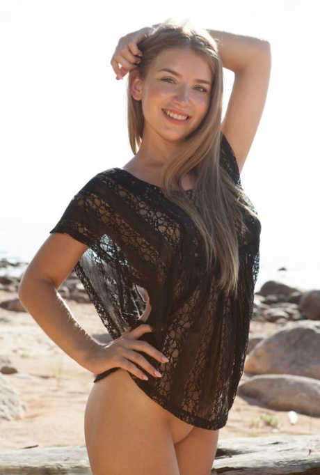 La bionda Briana modella nuda sulla spiaggia deserta