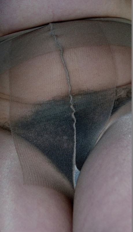 UK Amateur Juicey Janey hält ihre großen natürlichen Titten in Strumpfhosen und Fersen