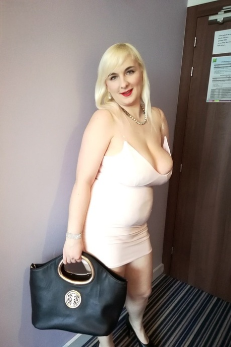 La blonde aux gros seins Lola Paradise prend une douche avant une séance de photos sur un lit.