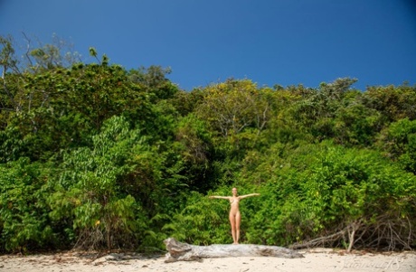 A bela adolescente Delilah G fica totalmente nua enquanto visita as praias