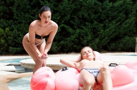 Młode lesbijki Emelie Crystal i Lee Anne liżą sobie cipki przy basenie