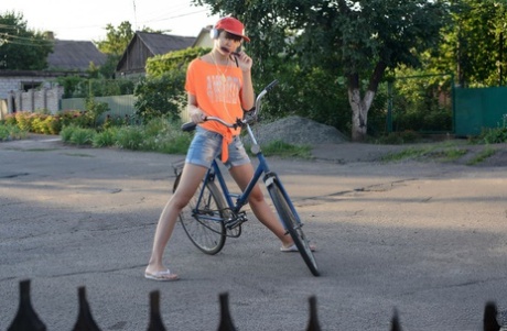 Wysoka koedukacyjna Black Mo wjeżdża na rowerze do lasu, po czym całkowicie się rozbiera