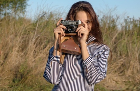 Adolescente magra Sugary fica totalmente nua durante uma sessão de fotos ao ar livre