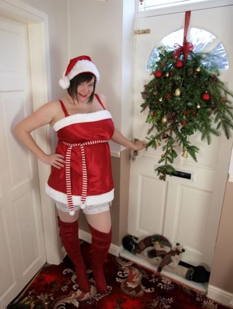 Överviktiga amatör Roxy förlorar sina enorma bröst när hon bär julkläder