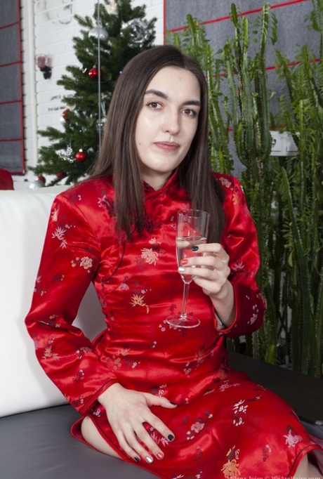 La modelo amateur Milena Juice juega con su coño natural en Navidad