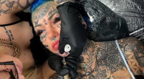 Любительница татуировок Эмбер Люк получила новую татуировку на лице от женщины-художника