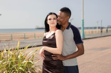 Os Pornstars Chelsea Ellis e Shay London se encontram com um homem negro para um 3some