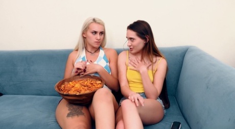 Besties Indica Monroe & Sera Ryder har sin första lesbiska sexupplevelse