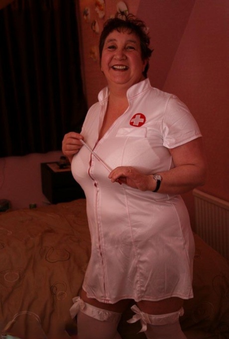 Madura amateur Kinky Carol se pone encima del hombre mientras lleva un traje de enfermera