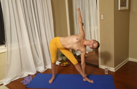 Skinny Teen Sophia Sweet zeigt ihre Flexibilität beim nackten Yoga