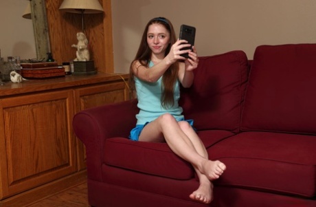 Adolescente amadora Myra Glasford toma uma fotografia antes de se masturbar com brinquedos