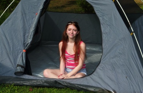 Junges Mädchen Myra Glasford dildos ihre rosa Pussy außerhalb ihres Zeltes